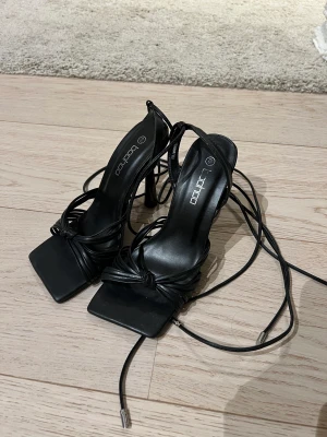 Klackar - Klackar från boohoo i svart men snörning. Väldigt fina med antingen klackar, då tårna syns eller med en kjol då man har långa snören att knyta runt vaderna. Har kunnat gå långt i dem och dansat. 🕺🏽 