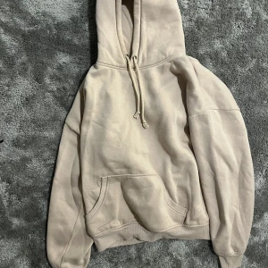 Hoodie - 85kr nopprig på vissa ställen