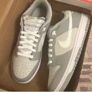 Dunks gråa - Säljer splitter nya gråa dunks för bra pris .creez skydd kan också köpas med för 30kr extra. 