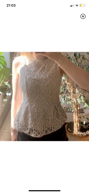 Topp - Supersöt topp med vit spets och beiget undertyg, perfekt till sommaren men funkar även till vintern med en blus eller skjorta under. Sparsamt använd och i mycket bra skick 💕