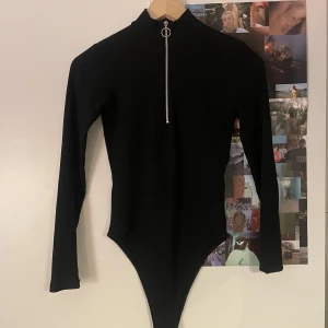 SVART BODY - Jättefin body som tyvärr inte kommer till användning längre!! Priset är diskuterbart och kom gärna PM för frågor och fler bilder och använd gärna köp nu!!❤️🌟