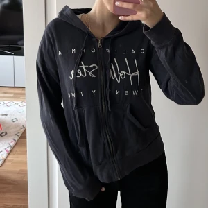 Hollister ziphoodie - Fin mörkblå vintage zip up hoodie från Hollister i storlek XS. Den är väl använd men fortfarande i mycket bra skick! Hör av dig om du undrar något☺️👋🏼🤍✨