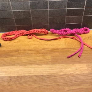 Virkade hårband  - Orange och rosa hårband handgjorda av mig. Bra skick. Säljer för vill ha pengar😊säljer bara i pack. 