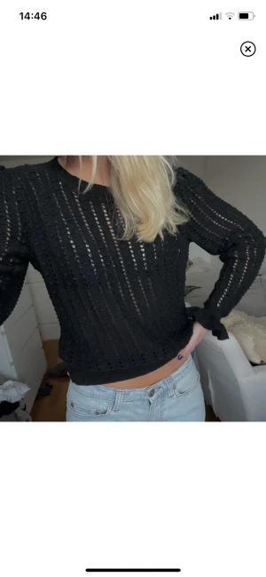 Svart tröja - Säljer denna fina tröjan som jag köpte på plick men den har tyvärr inte kommit till mycket användning 💛