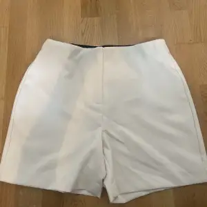 Vita/beiga högmidjade tygshorts från Vero Moda. Aldrig använda pga fel storlek för mig. Lapparna bortklippta, passar som M. Kan skicka mått vid efterfrågan 🫶🏻 Köpta i butik för någon månad sen, finns inte längre på hemsidan.  Nypris ca 250-300kr