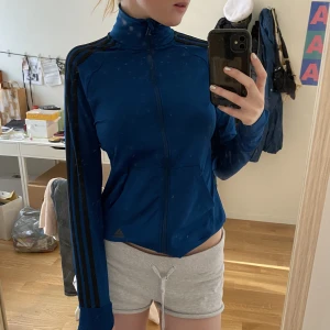 Adidas zipup - Mörk turkos adidas zipup med svarta sträck och tumhål