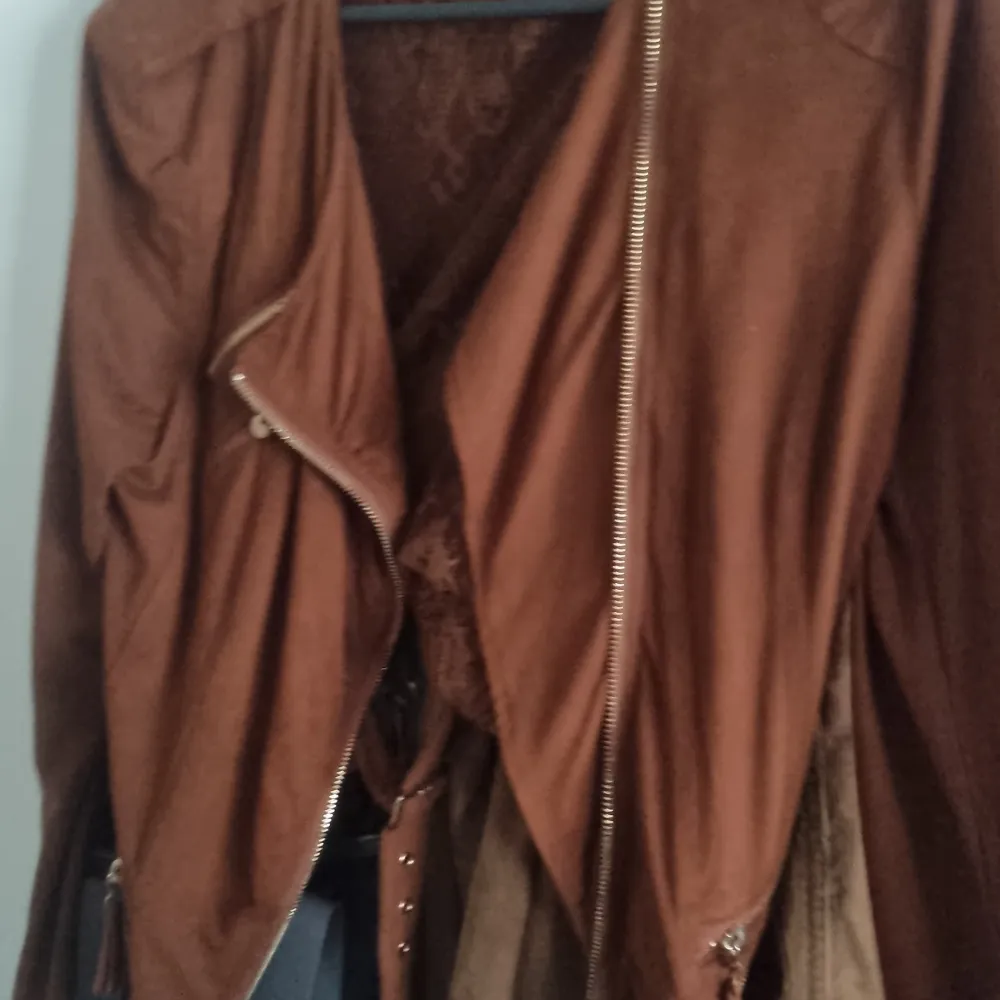 Brown cropped jacket, size L . Jackor.