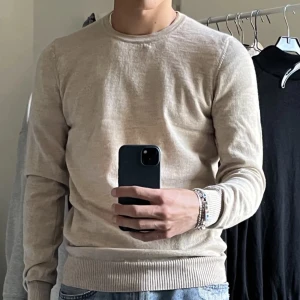 Fet J.lindeberg tröja - Fet J.lindeberg tröja i storlek S men passar även M. Skicket är 10/10 aldrig använd. Nypris ligger runt 1300-1500kr, mitt pris 500kr+frakt. Hör av er för frågor