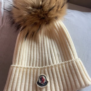 Moncler mössa - Säljer denna mösa då jag inte använder den. Hittar inte kvittot tyvärr. Den är ganska liten i storleken.