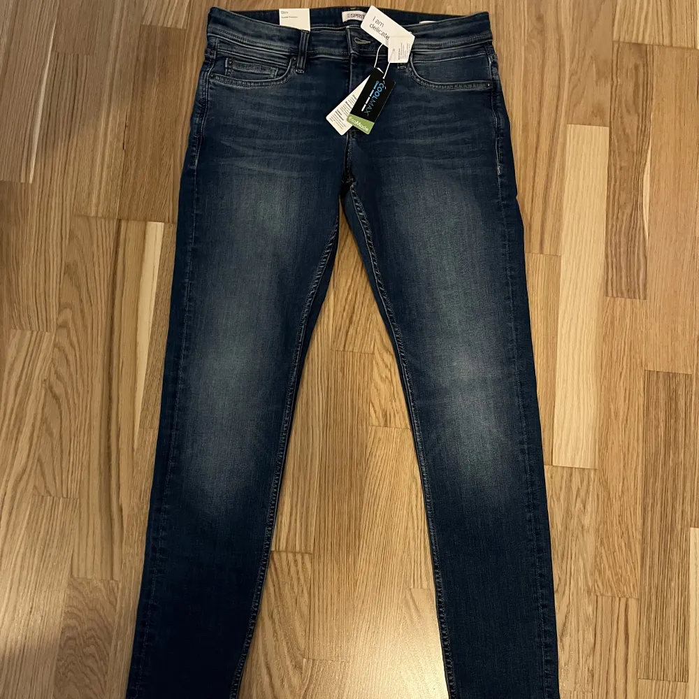 Skinny jeans från esprit i storlek W30 L32.  Aldrig använt!. Jeans & Byxor.