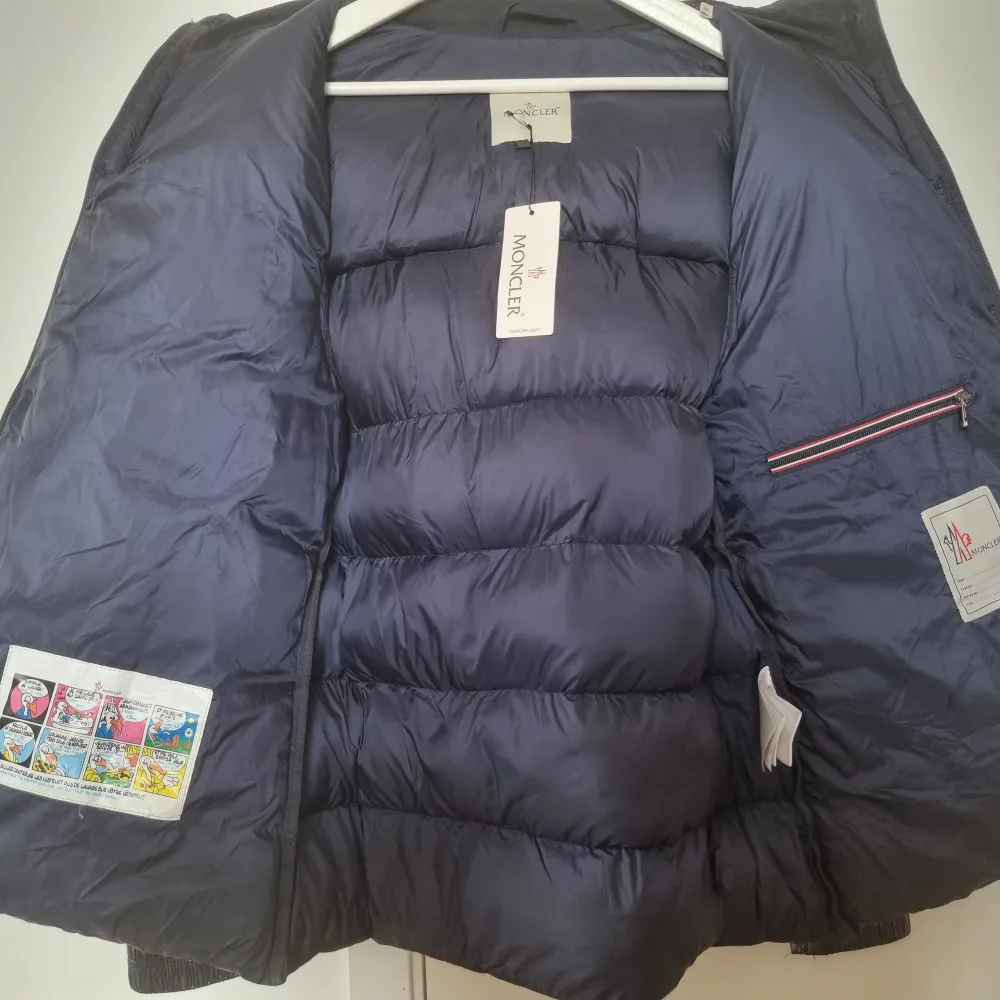 Helt ny Moncler Navy blue jacka i toppkvalitet (90%) dun!  Qr kod skannar till Moncler hemsida!  Kan mötas i Stockholm. Annars frakt 1-3 dagar vid överrenskommelse!  *HÖSTPRIS FÖRST TILL KVARN!*. Jackor.