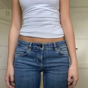 Jag säljer mina as snygga trendiga lågmidjade zara jeans som är perfekta till hösten😍 Säljer eftersom de inte kommer till användning, jag är 168cm lång💘💘 Om ni har några frågor är det bara att skriva💘🙌
