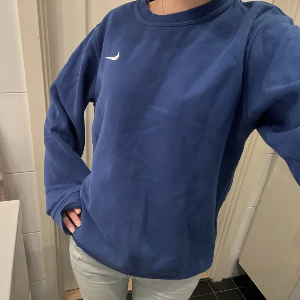 Nike sweatshirt i en så cool färg💙bästa collagetröjan!! Köpt 2020 använd typ 1 gång. Supermysig verkligen. Färgen är som de två första bilderna. Står ingen storlek men passar nån med XS-M. Hoodies.