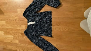 Blus/tröja - Säljer denna fina tröja/blus. Aldrig använd så i nyskick!
