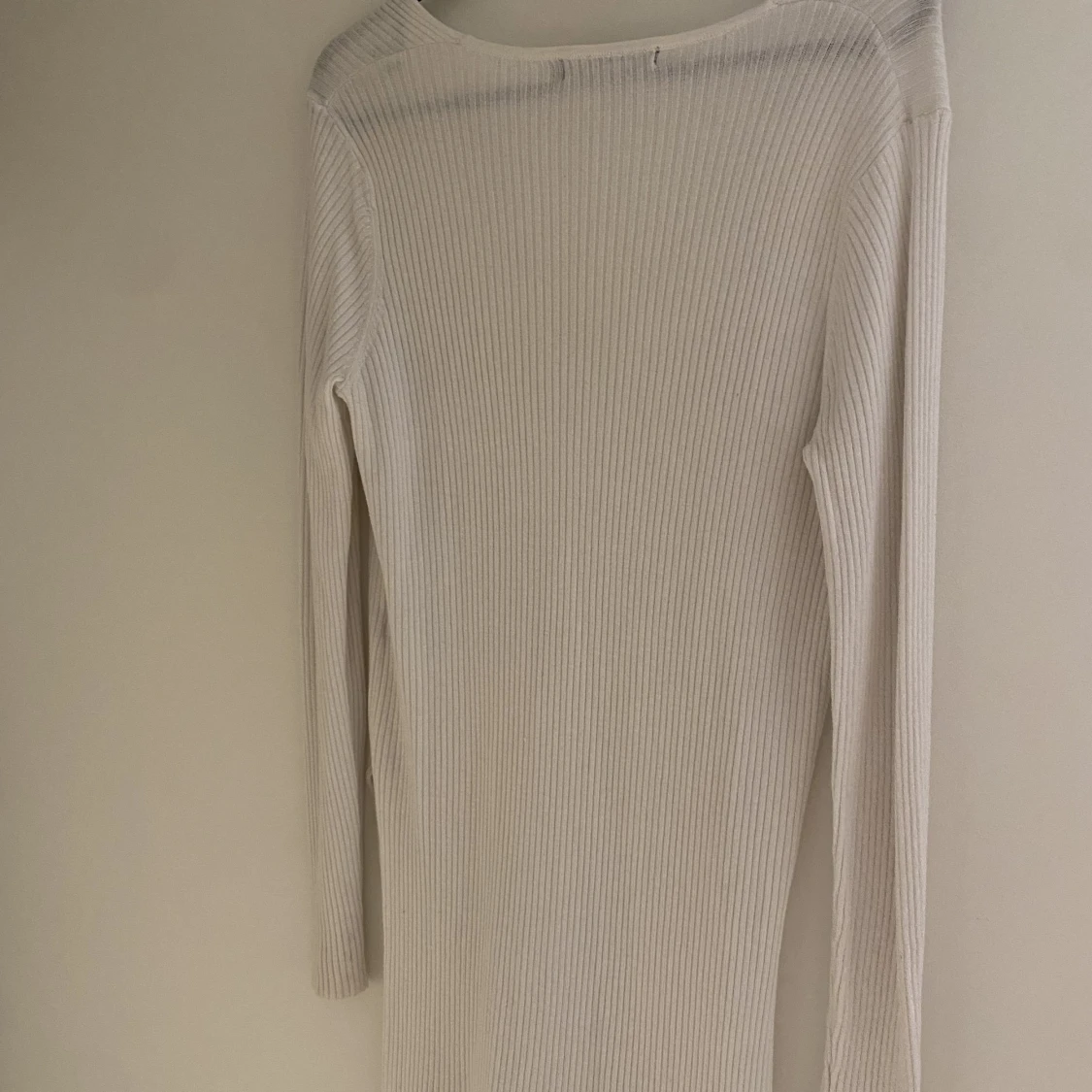 Lång vit tröja med slits på båda sidor - 91