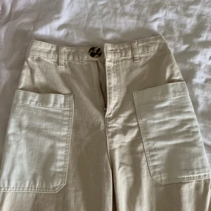 Jeans - Jeans med markerade fickor