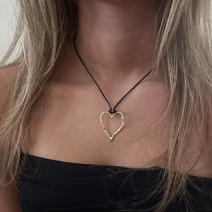 Hjärt halsband  - Info och möjlighet att köpa halsband finns på våran instagram: @amohearts🩷