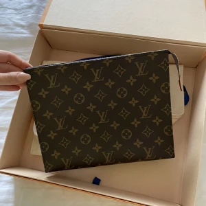 Lv väska  - Toiletry bag 26 Louis Vuitton nyskick, endast använd några gånger. Finns att hämta i spånga 