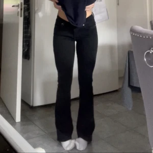 Jeans  - Superfina lågmidjade bootcut jeans, osäker på storlek men skulle säga 36-38 passar mig som är 165💗liten defekt på bakfickan som man ser på bilden💗