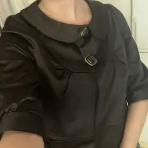 Jättesnygg svart topp /blus från Zara i storleken S