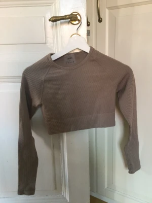 Aimn set - Byxor st xs croptop st S; säljer tillsammans 