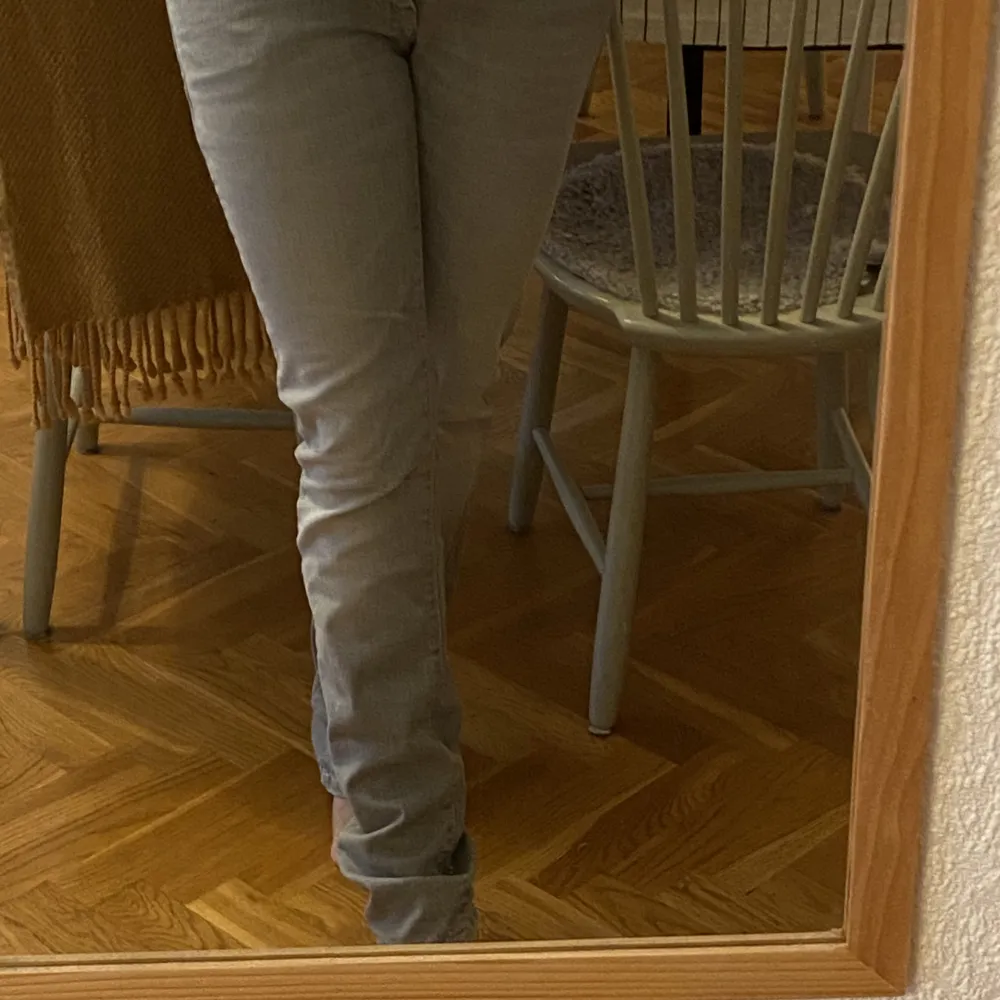 Ljusgrå jeans från Boss Orange i storlek 27/34. Låg midja och raka ben. För små för mig.. Jeans & Byxor.