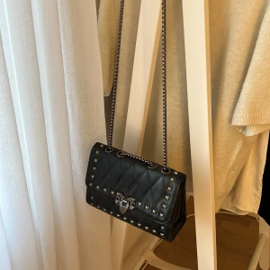 Axelremsväska - Snygg väska som går att justera. 