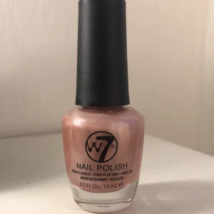 Nagellack - Jättefint oöppnat nagellack från w7. I en mellanrosa metallicfärg. 15 mL