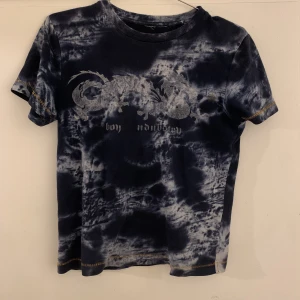 Y2k tröja  - Superfin tröja med svagt tryck på magen  Den är lite y2k-vibe och jätteskön 