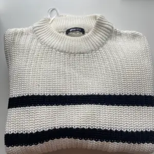 Såljer den populära stickade tröjan från gina som heter alba knitted sweater och har vit och svart randig ! Storlek s använda max 3 gånger som ny! 