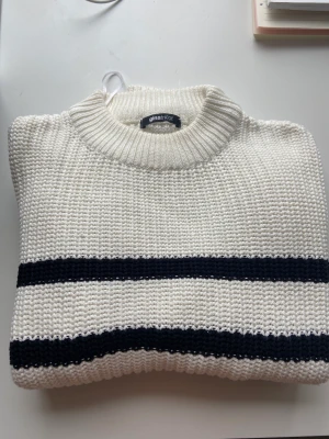 Gina tricot alba knitted sweater  - Såljer den populära stickade tröjan från gina som heter alba knitted sweater och har vit och svart randig ! Storlek s använda max 3 gånger som ny! 
