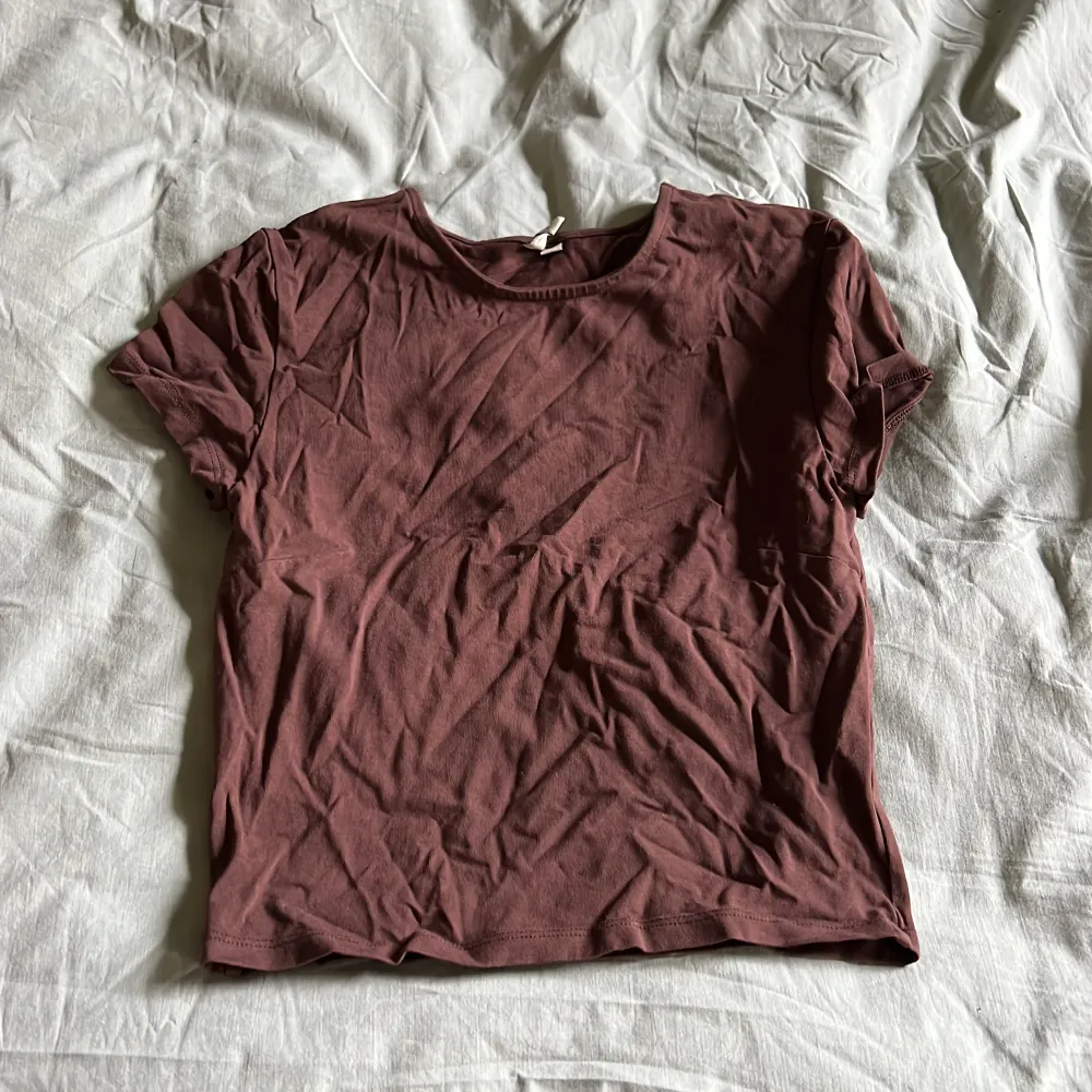 Brun kort T-shirt från Nelly Oanvänd.. T-shirts.