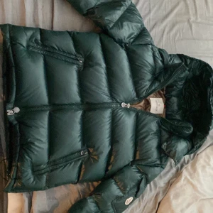 Moncler maya - Jag säljer en moncler maya som jag inte längre använder. Storlek 2(s). Kom med förslag på pris i DM.