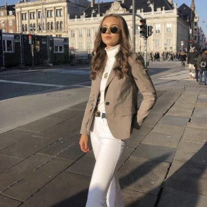Kavaj - Säljer denna super fina kavaj från Zara i en brun färg. Storlek 36 & pris 150 kr 💞(bilderna är tagna från min instagram)