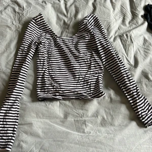 Randig topp - Randig topp Låg i ryggen Fint bagagnat skick