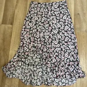 En jätte fin kjol som är använd bara en gång. Den har fina små rosa blommor på sig. 