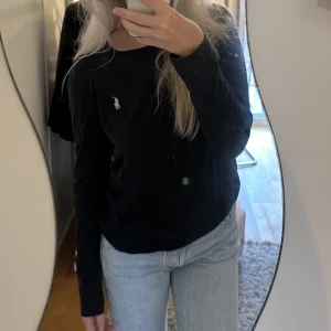 tröja ralph lauren - långärmad t-shirt från ralph lauren, den är mörkblå i storlek S, den är knappt använd och i nyskick 