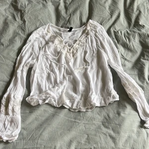 Vit blus - Vit blus från H&M. Fint använt skick. Storlek 40
