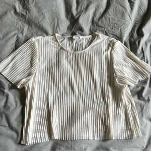 Plisserad topp - Vit plisserad topp från Monki. Använd fåtal gånger, fint skick