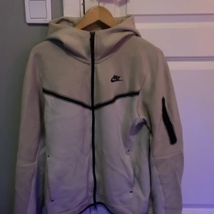 Nike tech fleece  - Säljer min Nike tech fleece gör att den är för stor. Den har ett litet hål på ryggen som knappt märks. 7-10 i skick och köpt på JD Sports för 1250kr. Skriv om du vill ha mer bilder