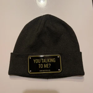 John hatter & co mössa  - Grön märkes mössa, säljs i butik för 995kr. 