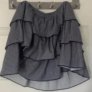 Mini kjol med volanger från zara, säljer då den inte använts på länge. Mycket bra skick. Strl medium 🩵