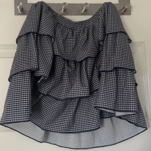 VolangKjol zara - Mini kjol med volanger från zara, säljer då den inte använts på länge. Mycket bra skick. Strl medium 🩵