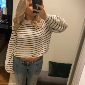 Randig stickad tröja  - Jättefin randig stickad tröja ifrån Gina 