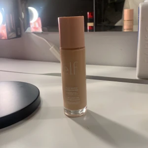 säljer min elf halo glow ”filter” 😍 - i bra skick, inget trasigt alls. bara använd på handen för o se om de är rätt färg! i färgen ”1 fair” ljusaste färgen men skulle säga att den är ganska så ”mörk” ändå!