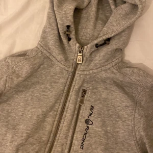 Sailracing  - Säljer min sailracing zip up hoddie i storlek 170 då den ej kommer till användning.  bra skick, pris går att diskutera 