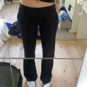 Kostymbyxor - Snygga låga kostymbyxor från zara i strl 39! Passar bra i längden på mig som är 172!