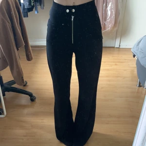 Kostymbyxor  - Långa svarta flowinga kostymbyxor, säljer för att dom ej används längre