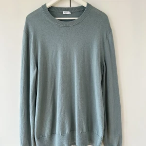 FILIPPA K STICKAD TRÖJA - Använd 3 gånger för att den är lite stor för mig.  Skick 10/10 Köpt för 1699kr