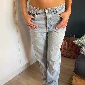 Så snygga jeans med perfekt passform  som är så inne just nu! 🤍